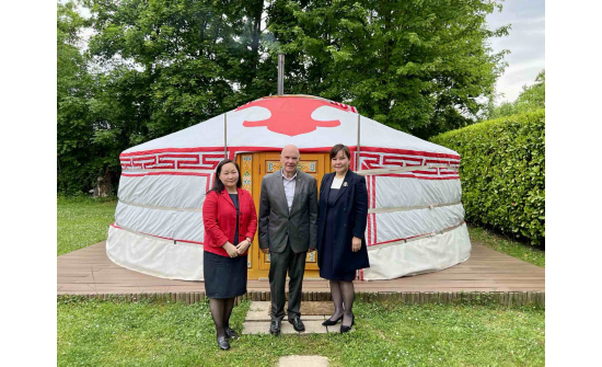 DISCUSSIONS ON EXPANDING COOPERATION